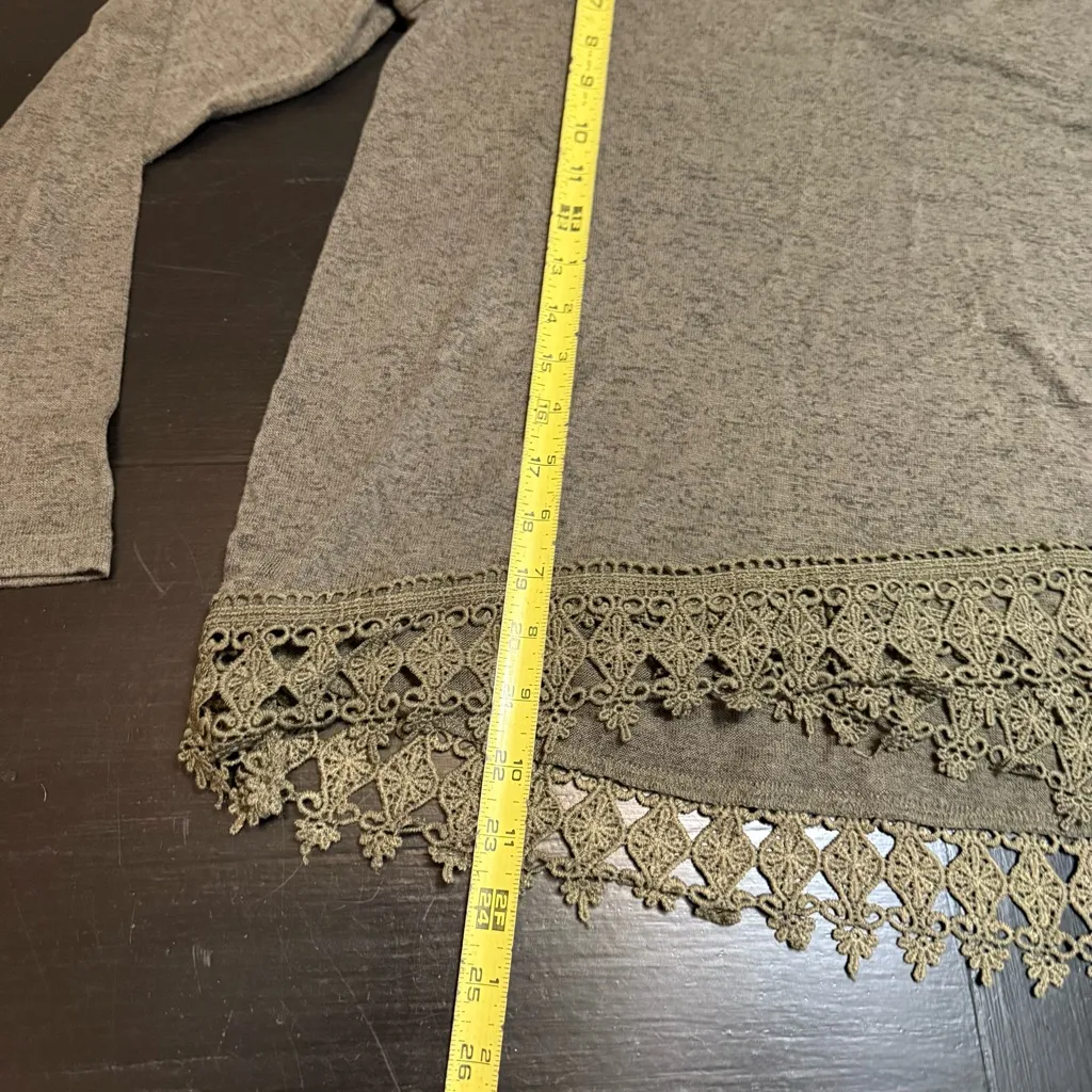 HAVE brand Women's Green Lace Hem Top Size M - Image 3