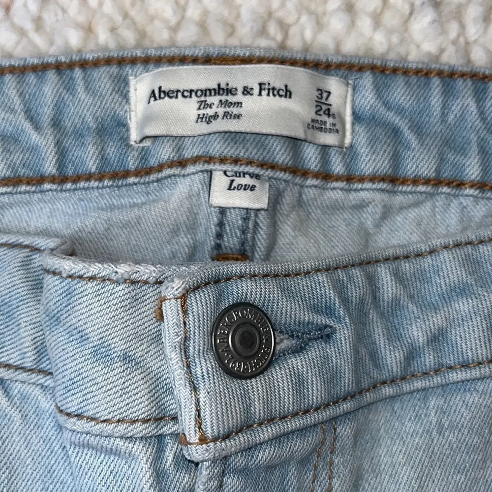 Abercrombie Curve Love‎ The Mom High Rise Jean 37 / 24 Short - Image 9