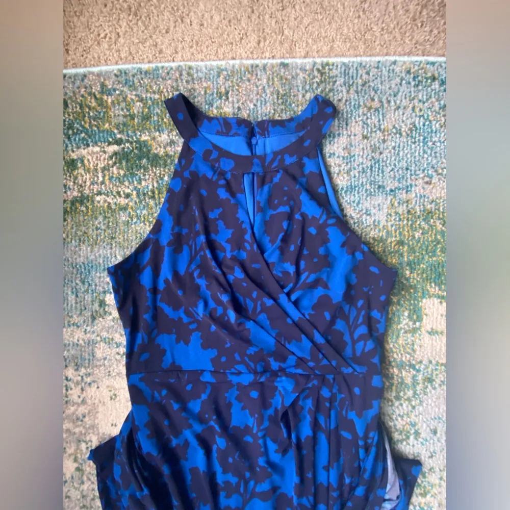 Adrianna Papell blue monochromatic floral gathered front maxi dress, size 10 - Image 2