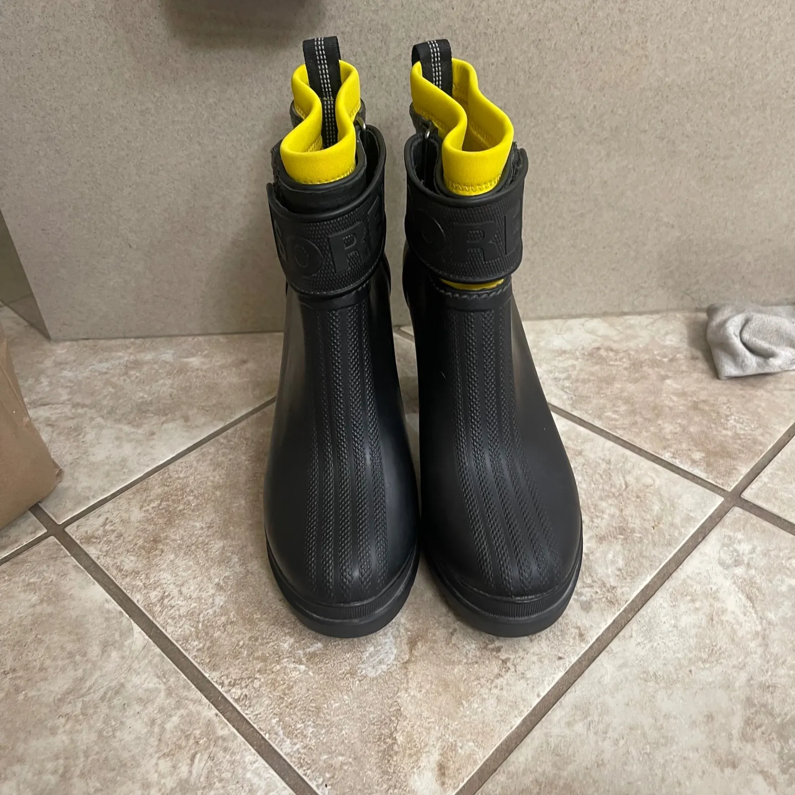 Sorel medina III Black Yellow Heeled Ankle Rain Boots Women's SZ 10 Waterproof - Image 2