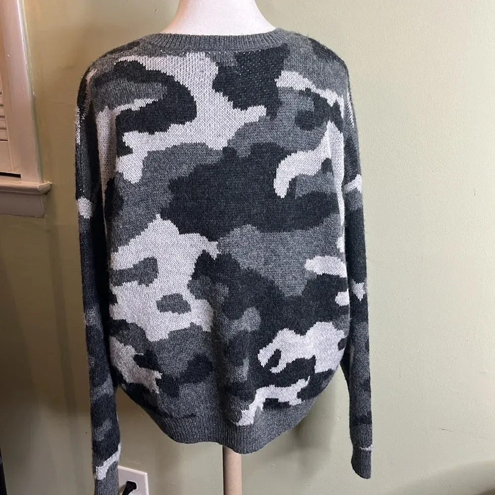 Lucky Brand Gray Camouflage wool blend crewneck Sweater, size XL - Image 2