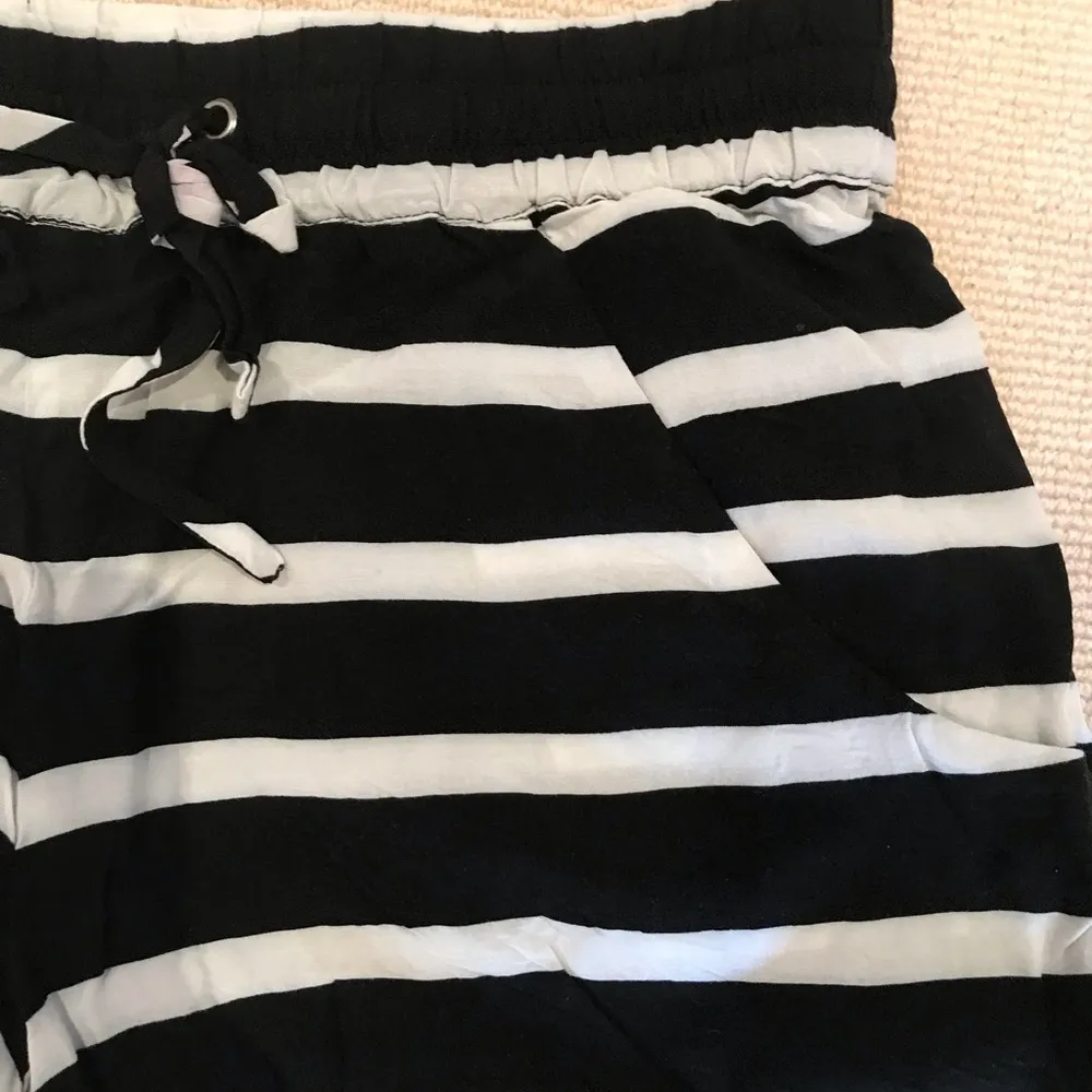 French Connection Black and white short - Image 4