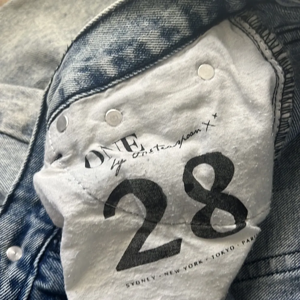 One Teaspoon Awesome Baggies Distressed Jeans Size 28 - Image 2