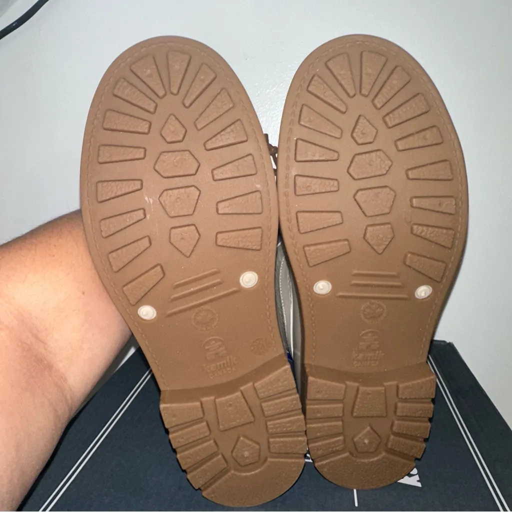 ALPINE DESIGN x kamik HAZEL SHORTIE BOOTS
FLEECE LINING size 6 NEW IN BOX - Image 5