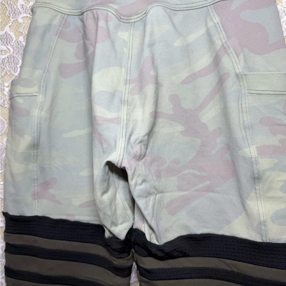 Bombshell Sportswear Camouflage and Black Leggings thigh high pockets small EUC - Image 7