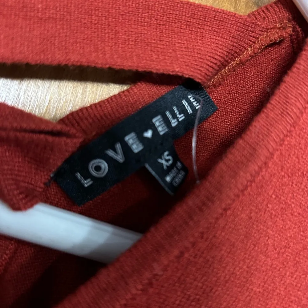 New XS sweater by love Ellie rust colored long sleeve tiny flaws stitch fix Orange - Image 2