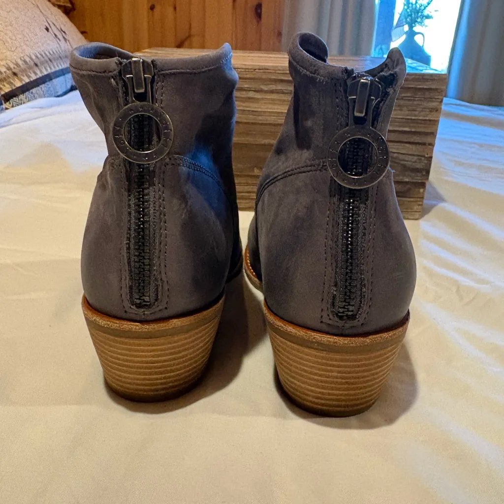 Sofft Aisley Women's Gray Suede Western - Image 3