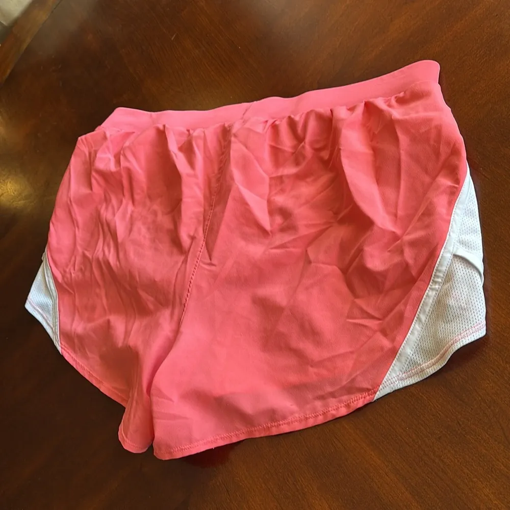 Athletic shorts in size XL • - Image 8