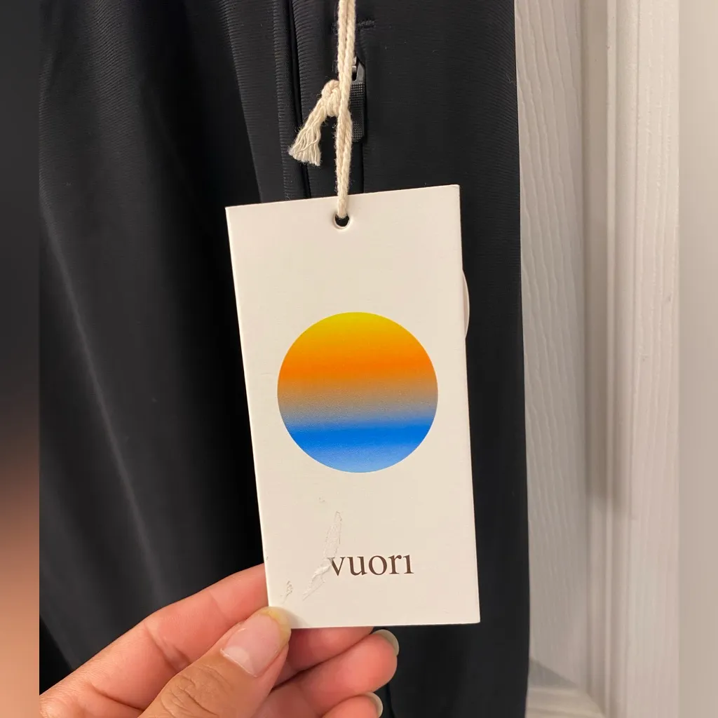 Vuori Women’s Black joggers Elegant and Versatile - Image 2