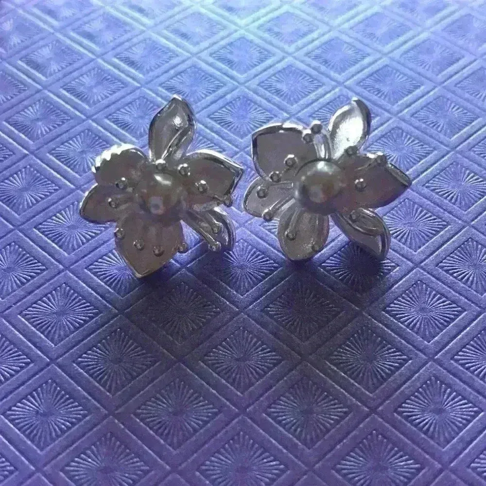 Vintage Style Lotus Stud Earrings With Pearl Silver - Image 3