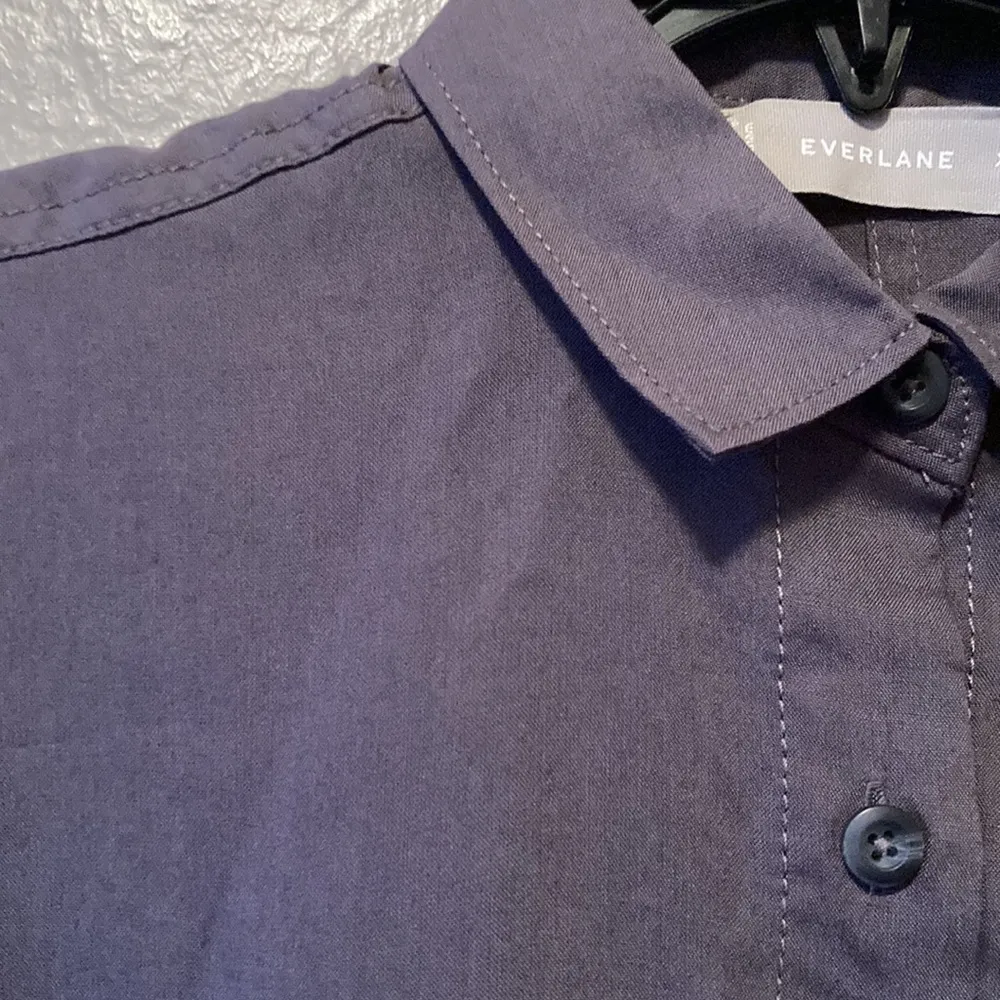 NWOT EVERLANE HIGH LOW BUTTON UP SHORT SLEEVE - Image 2
