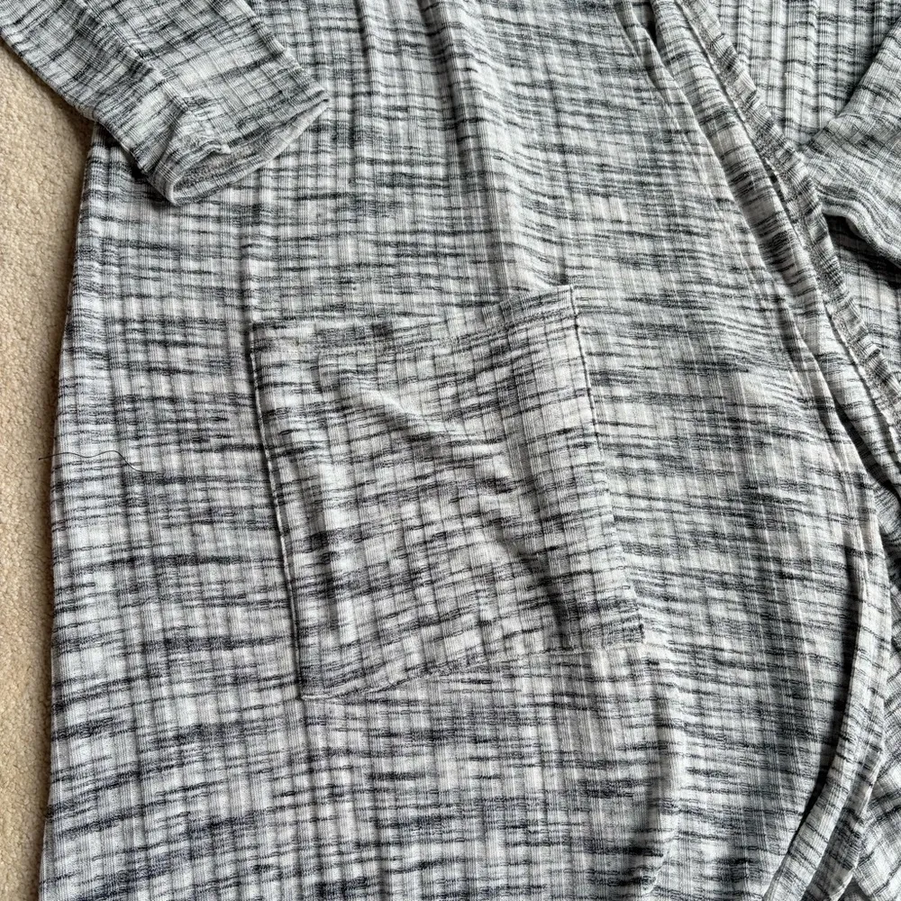 LuLaRoe Gray and White Patterned Cardigan - Image 3
