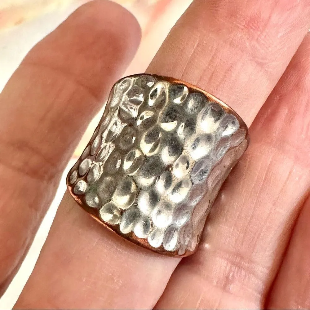 Silver/brass tone hammered wide ring - Image 3