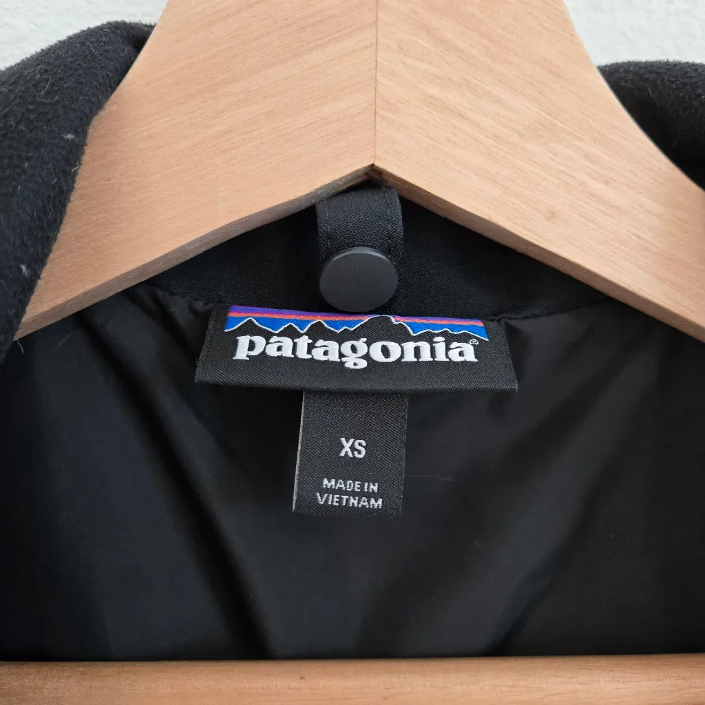 Patagonia Black Parka jacket size xs missing hoodie - Image 4