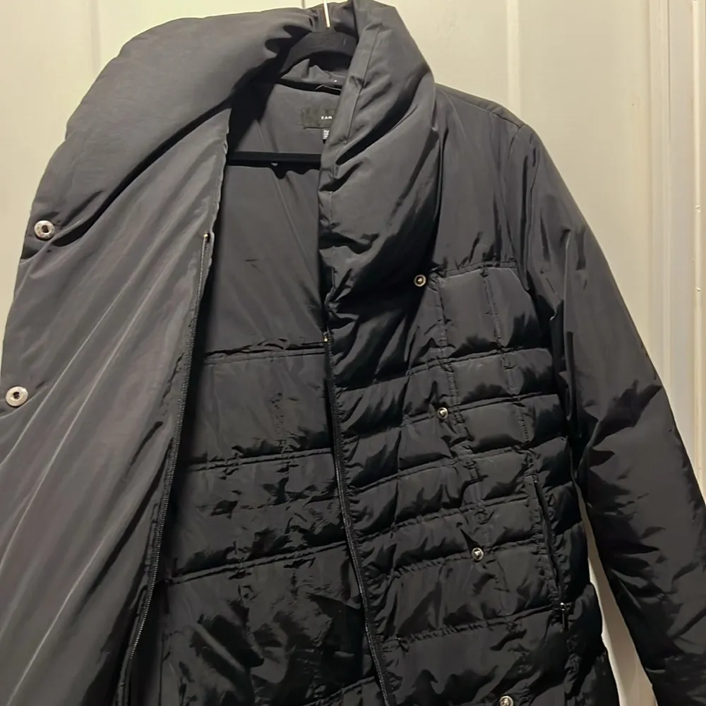 EUC Zara size M puffer jacket. Nice quality. Zipper and snap closure. - Image 2