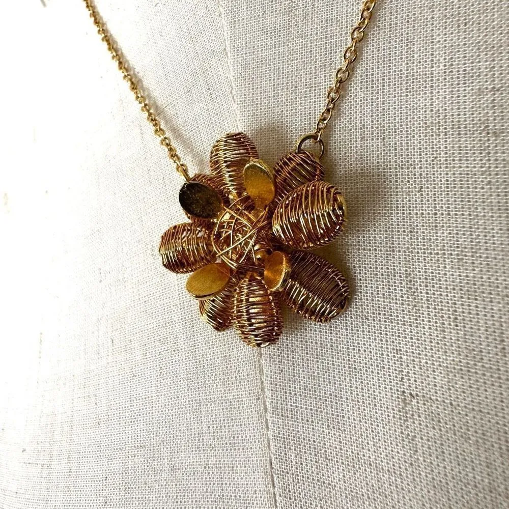 Claudia Lobao gold tone flower pendant necklace - Image 3