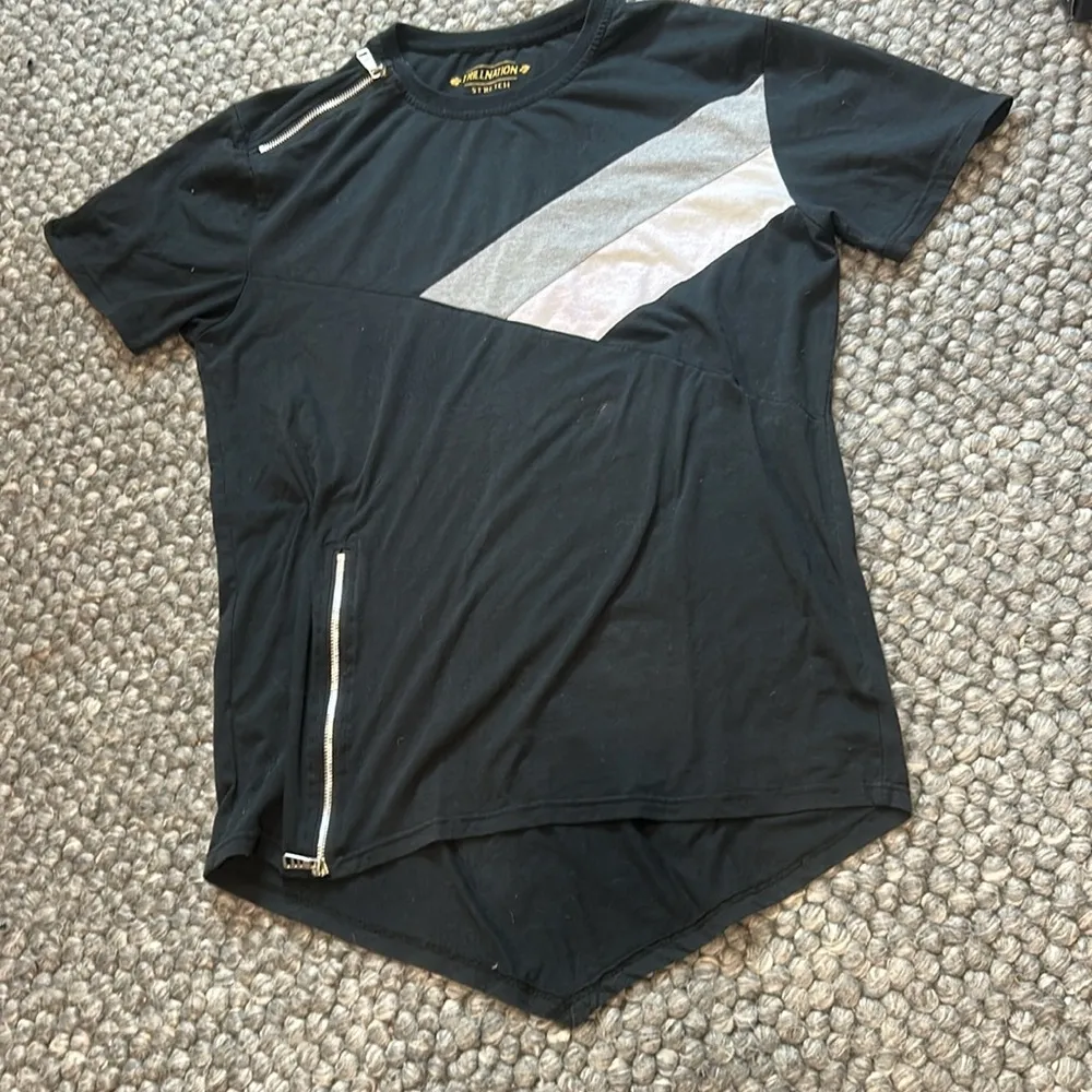 Trillnation Black Grey Asymmetrical Zip Tee Size Large - Image 4