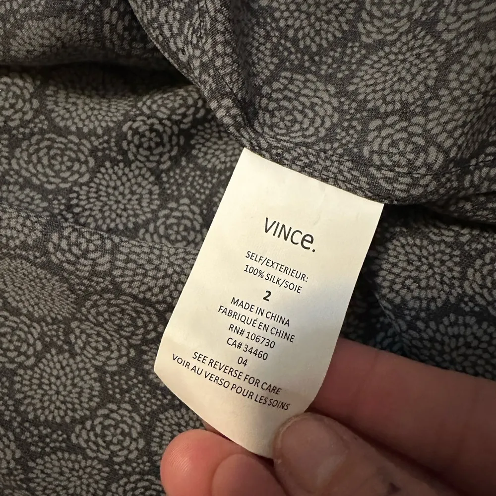 Vince Covered Placket Print Silk Shirt in Black Shark Gray Blouse Size 2 - Image 4