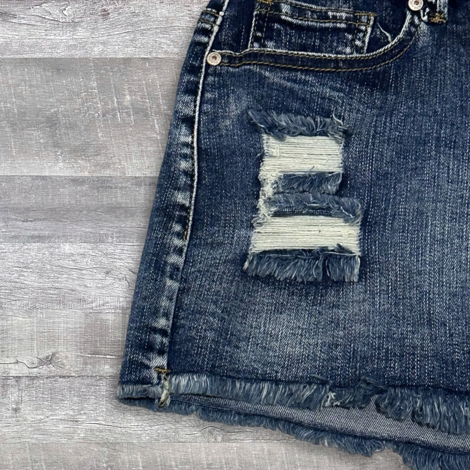 Boutique Ripped Distressed 2.5” Denim Shorts Womens L (W 30) Mid Rise Frayed Hem Blue Size L - Image 2