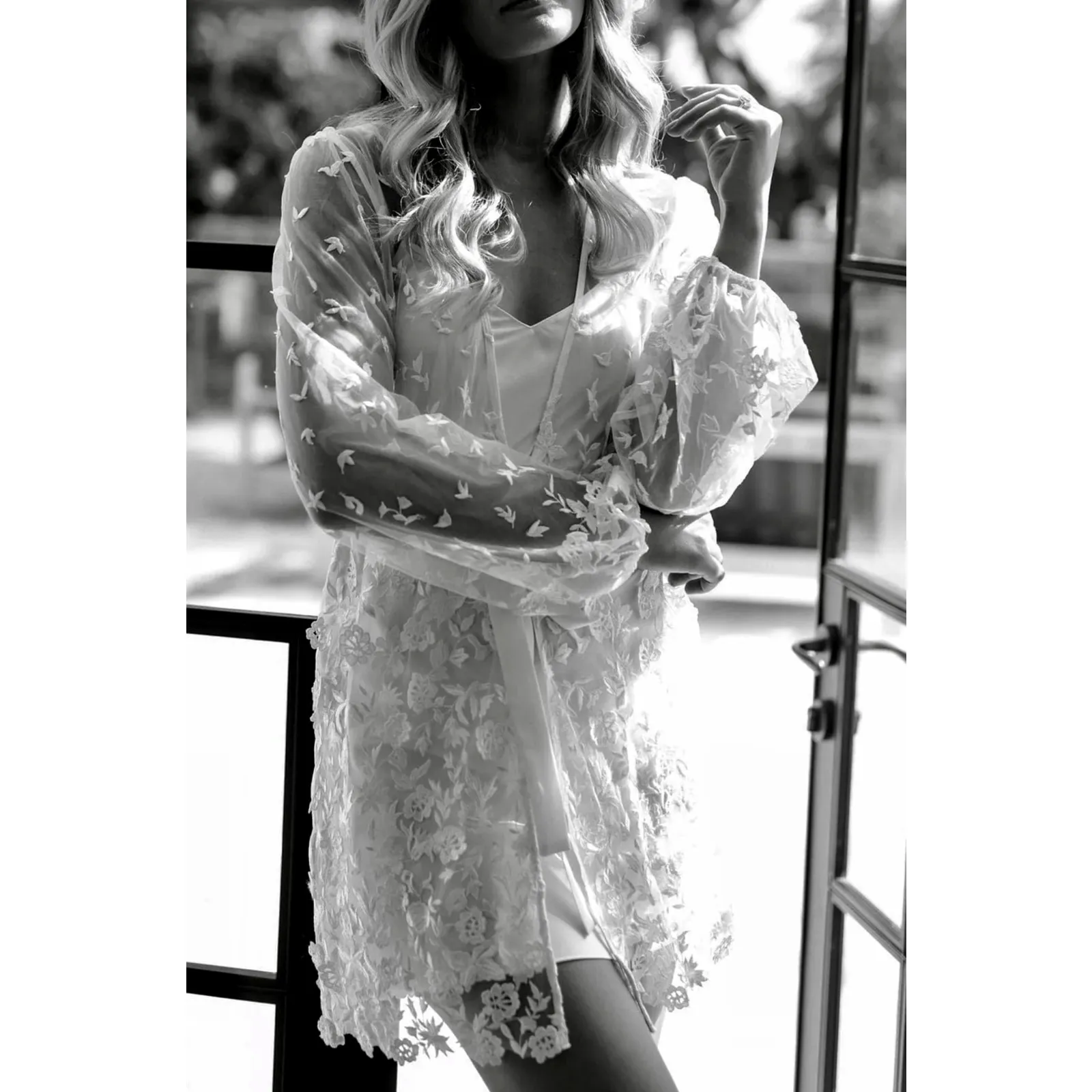 Le Rose Maya Lace Mid Thigh Open Front Robe White S/M Size M - Image 2