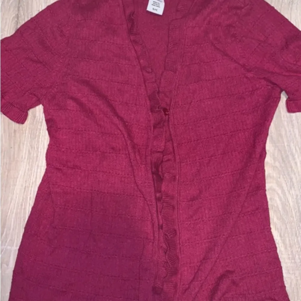 Jaclyn Smith  purple ruffle sleeve cardigan sweater - Image 3