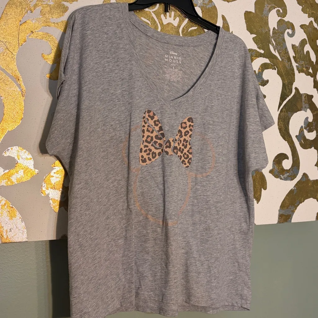 Disney Minnie Mouse Size Large Cheetah Print Bow Gray V-neck T-shirt - Image 7