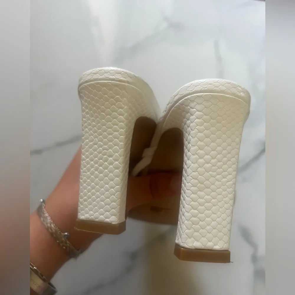 BILLINI GENNA WHITE HEELS SZ 7 - Image 9