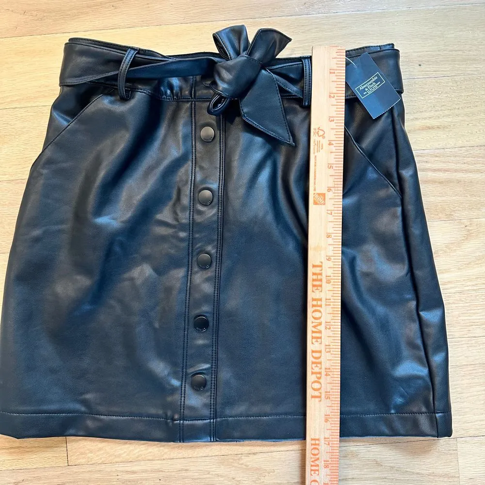 NWT medium Abercrombie & Fitch Faux Leather Mini Skirt Retail $72 - Image 2
