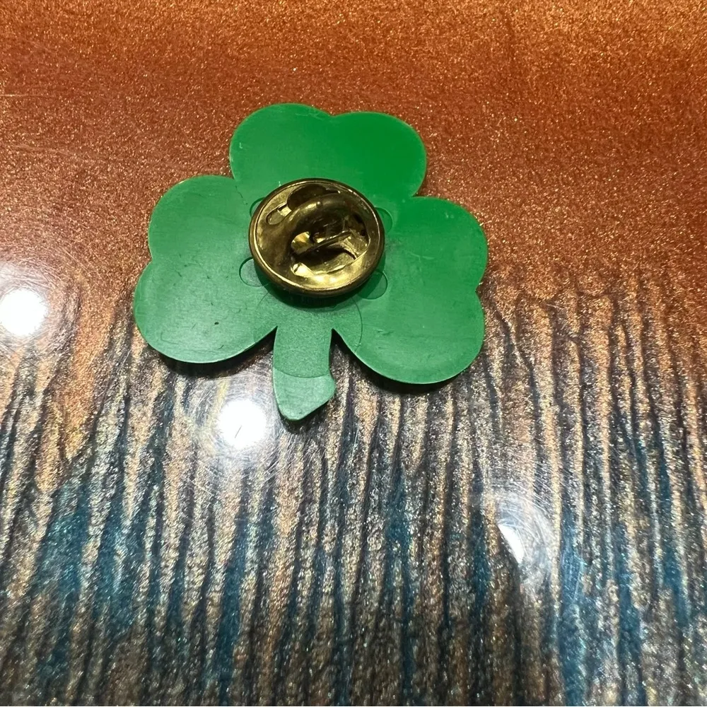 Vintage MDA Muscular Dystrophy Association Shamrock Clover Green gold pin - Image 2