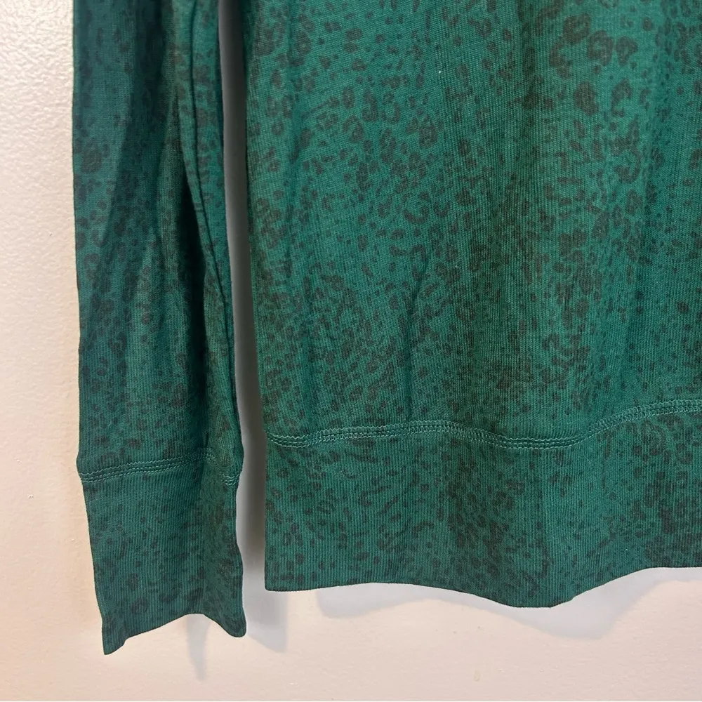 NWT David Lerner/Evereve Green Leopard Print Pullover V-neck Knit Blouse Small - Image 7