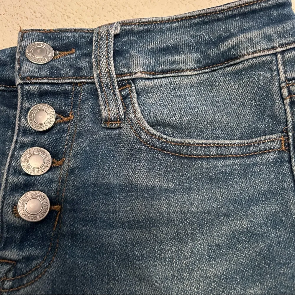 VERVET by Flying Monkey Denim Shorts with Butterfly Buckle Size XS Medium Wash Blue - Image 7