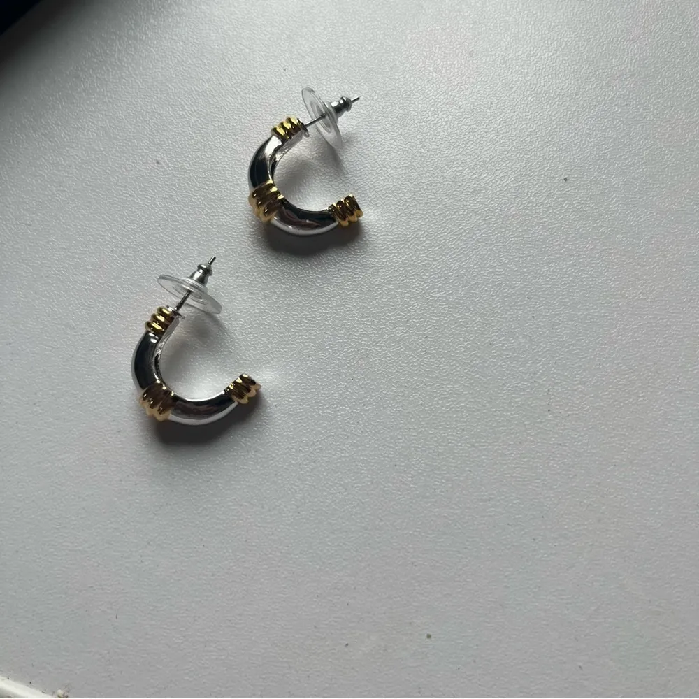 NEW Two Toned Hoop Earrings Silver Gold - Image 7