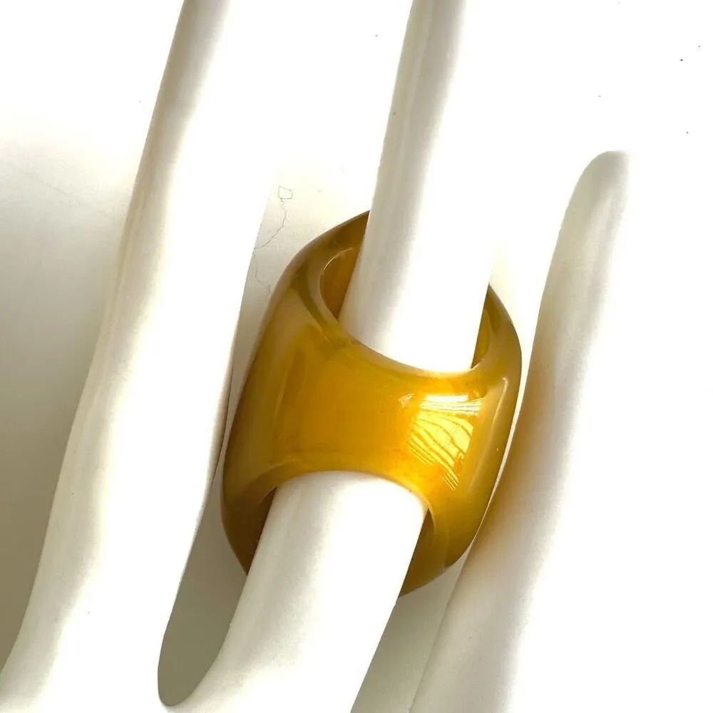 Yellow lucite cocktail ring - Image 3