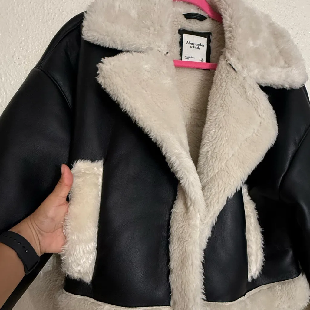 Abercrombie & Fitch Cropped Vegan Leather Sherpa Jacket size M oversized fit - Image 5