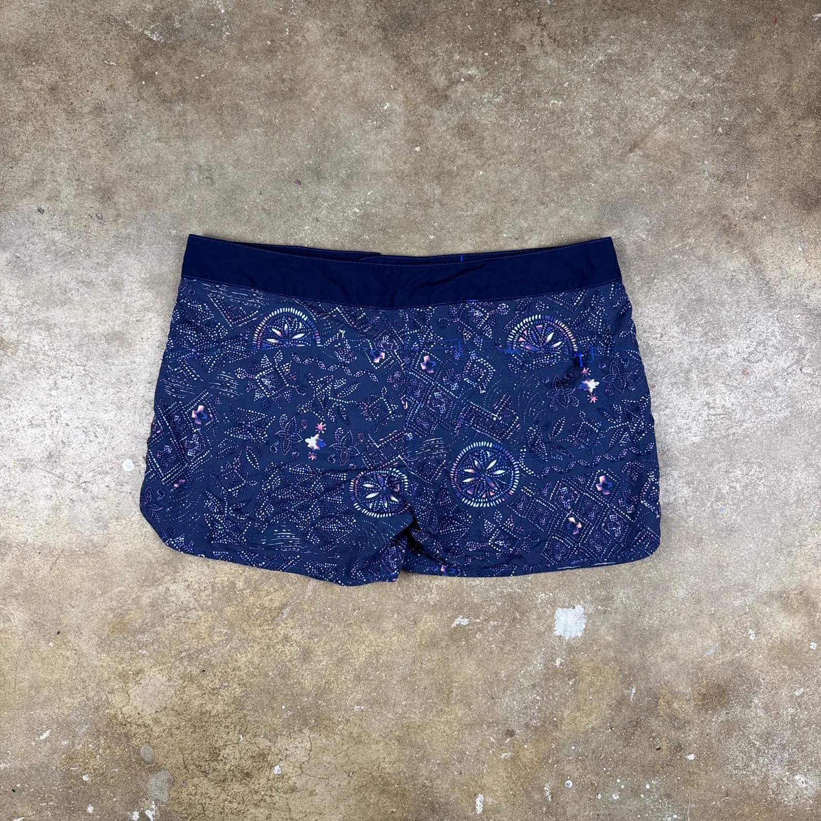 Patagonia‎ Wavefarer Swim Shorts Women’s Size 6 Blue Boho Print Boardshorts - Image 4