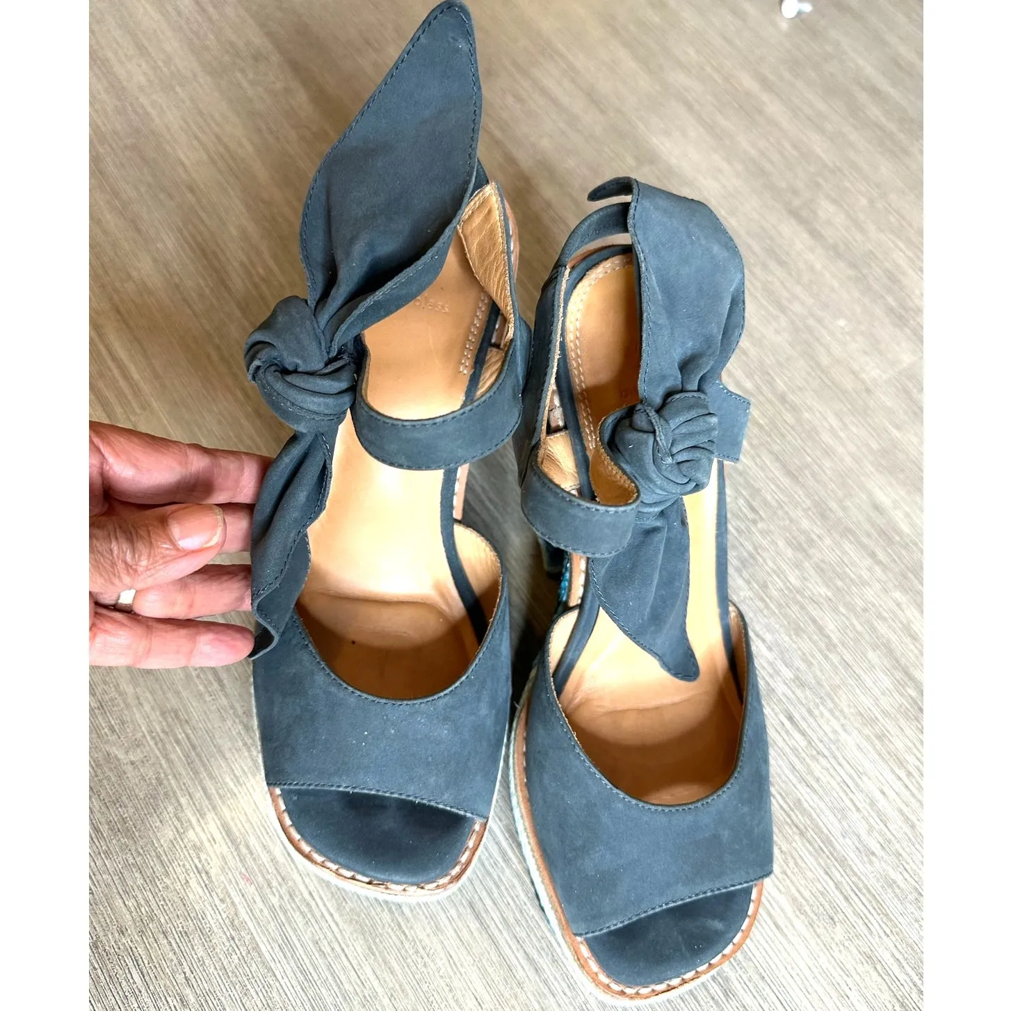 Bill Blass Bolton Leather Platform bow strap boho wedges color Denim Blue Size 7 - Image 7