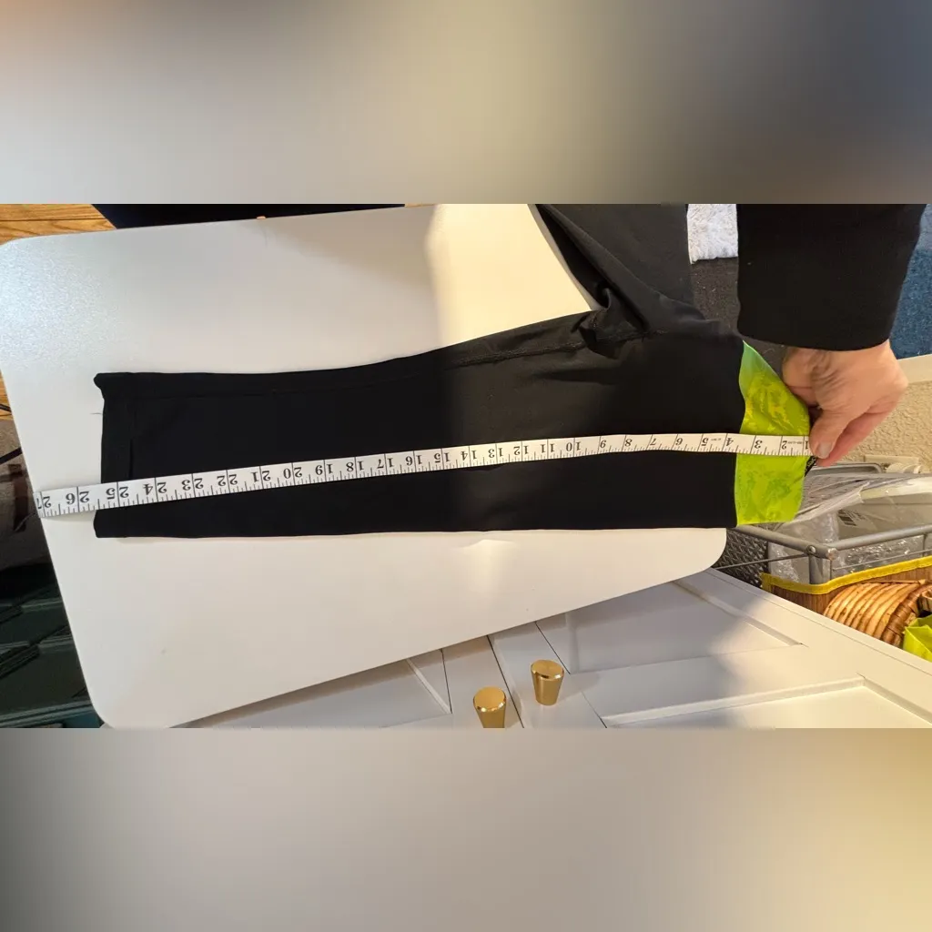 Under Armour Heat Gear fitted capri legging workout capri pant - Image 9