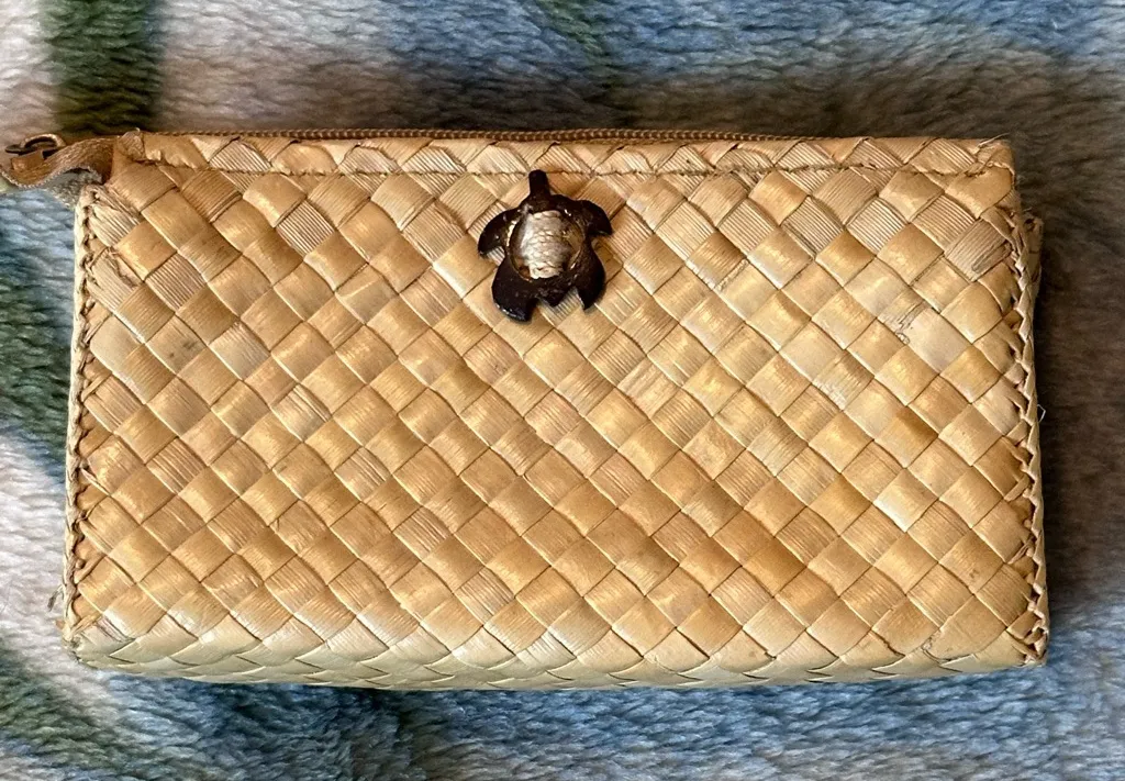 Honu Lauhala Clutch Makeup bag: Pūhala Woven Hawaiian Sea Turtle - Image 1