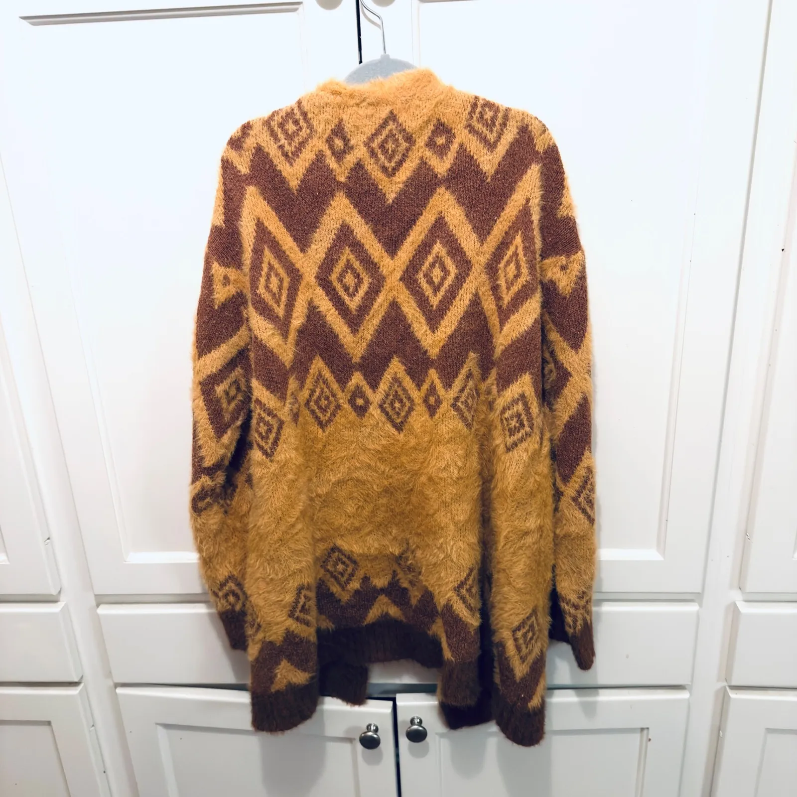 Woven Heart Women's Geometric Pattern Fuzzy Cardigan Sweater Size S Brown Gold‎ - Image 4