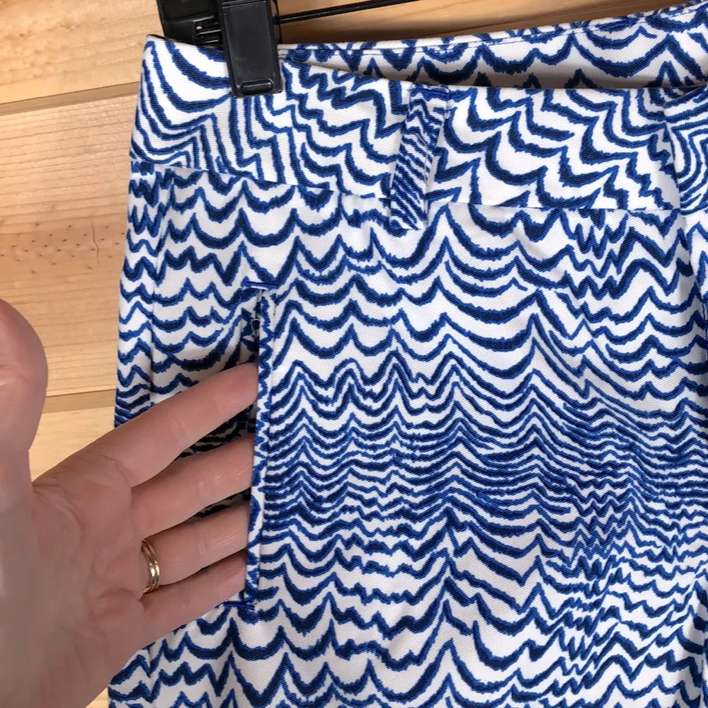 Stylus royal blue, navy, & white wave pattern shorts. Size 2 Blue - Image 2