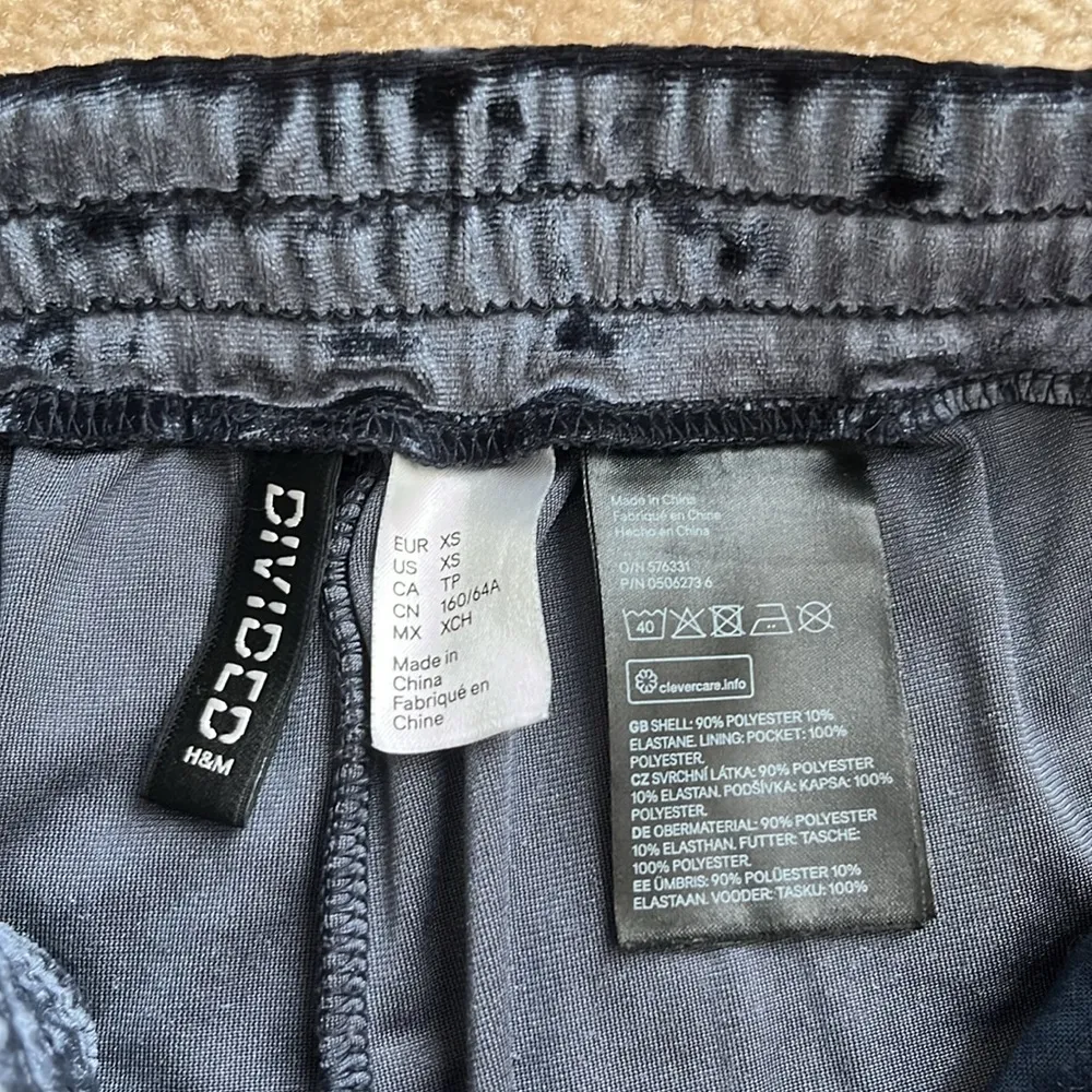 H&M Divided Velour High-waisted Shorts - Image 5