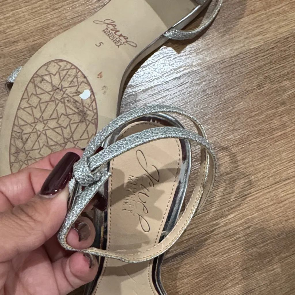 Jewel Badgley Mischka Glittering Silver Heels Size 5 - Image 9