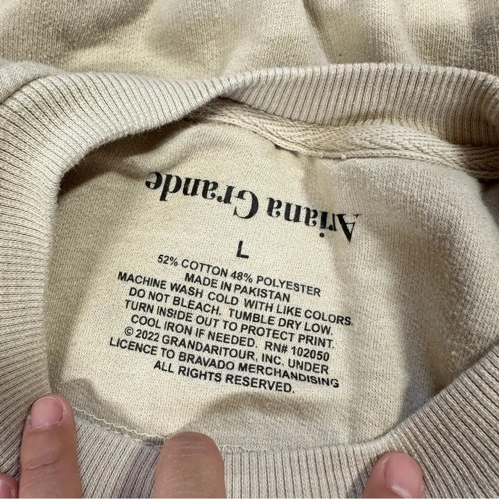 Ariana Grande Sweetener Tour Music Concert Graphic Sweatshirt in Beige Cream L - Image 12