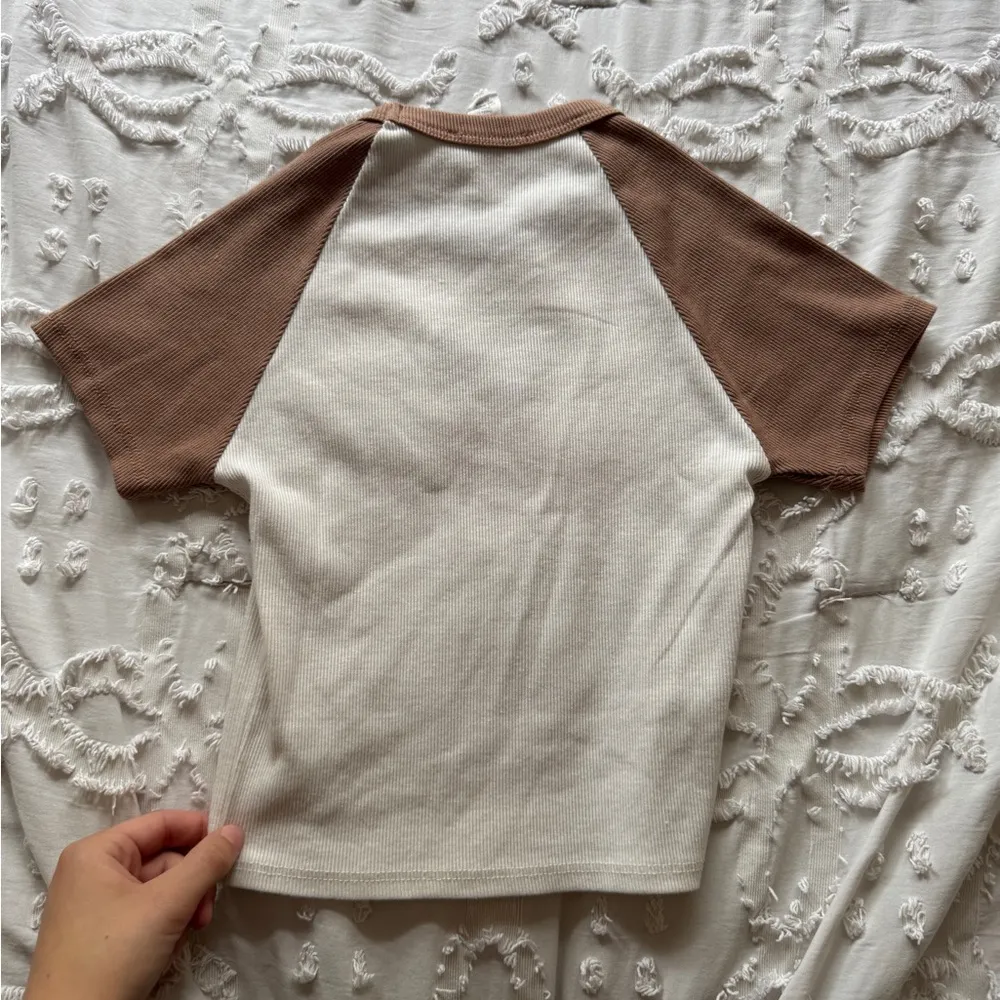 XS WHITE CROP TOP WITH PINK BUTTERFLY PATCH AND BROWN SLEEVES - Image 4