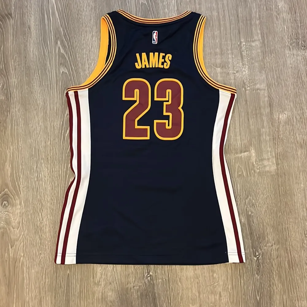 Women’s NBA adidas Cleveland Cavs LeBron James Jersey Size M - Image 5
