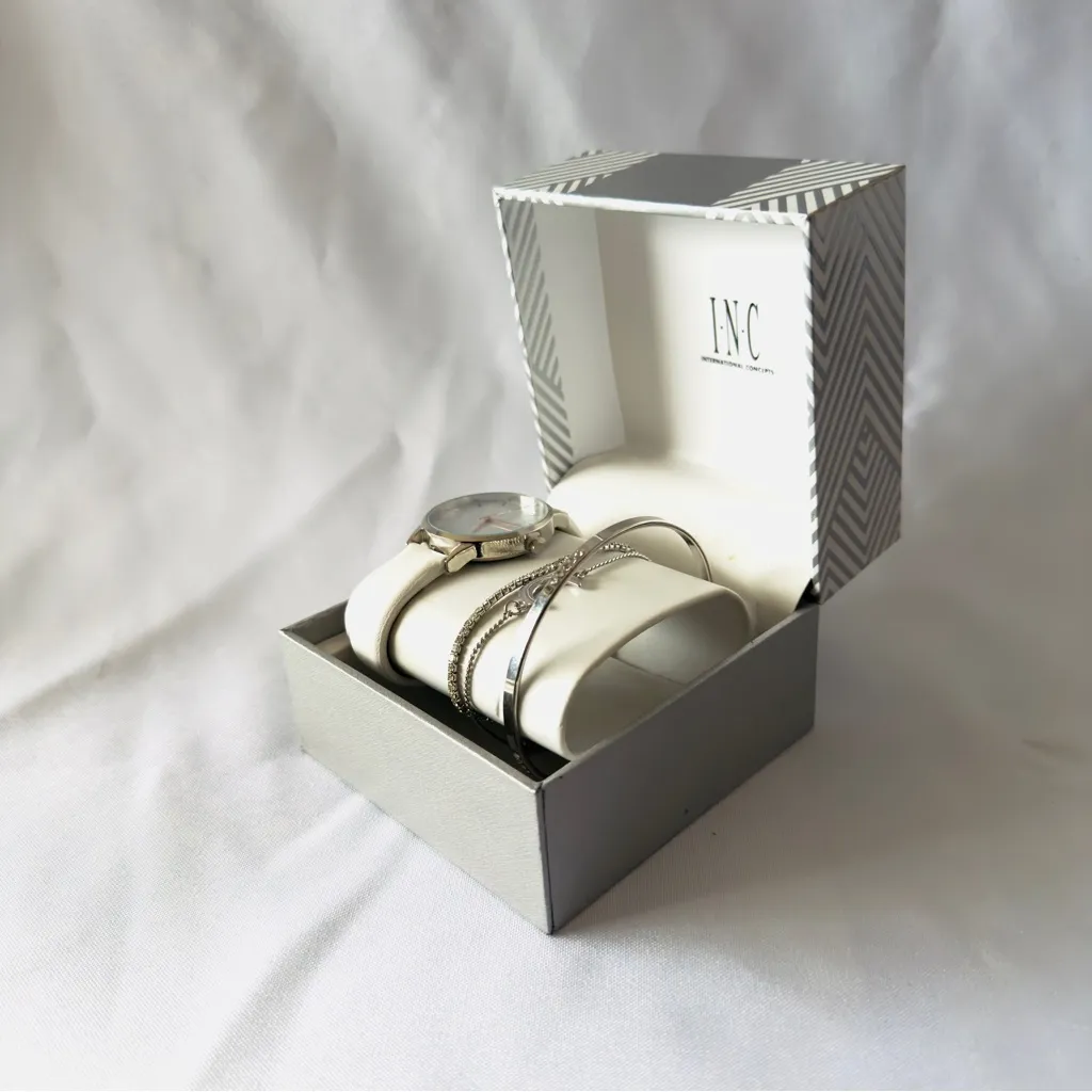NWT I.N.C. International Concepts Women's White Strap Watch 35m Set - Image 4