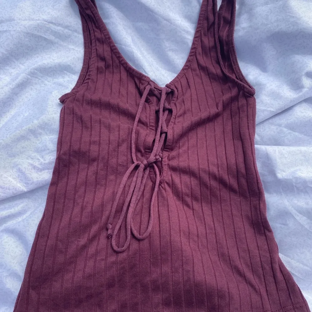 maroon tank top - Image 2
