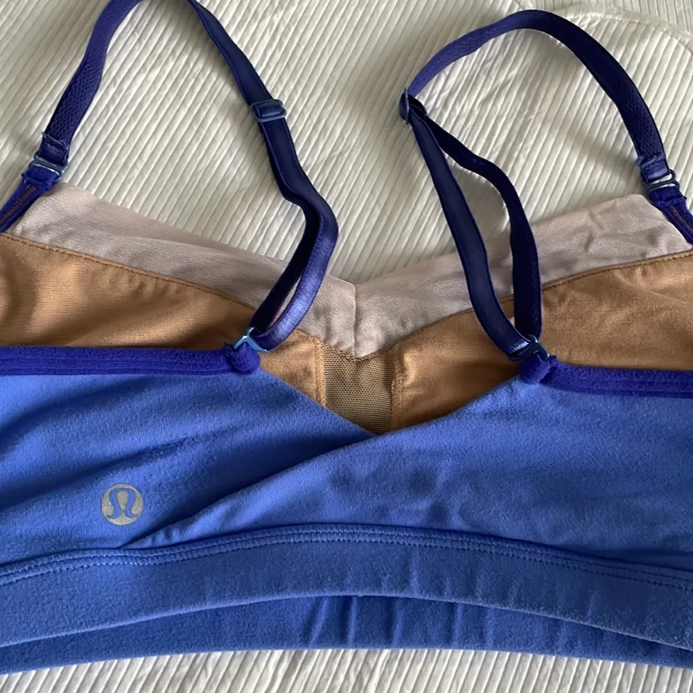 blue and white sports bra with adjustable straps - Image 2