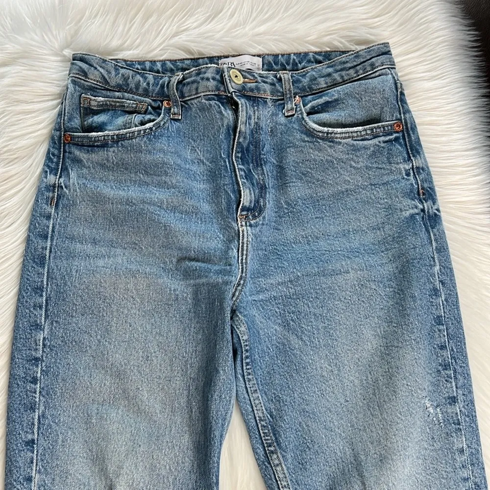 Light Wash Ripped Knee Mom Jeans - Image 2