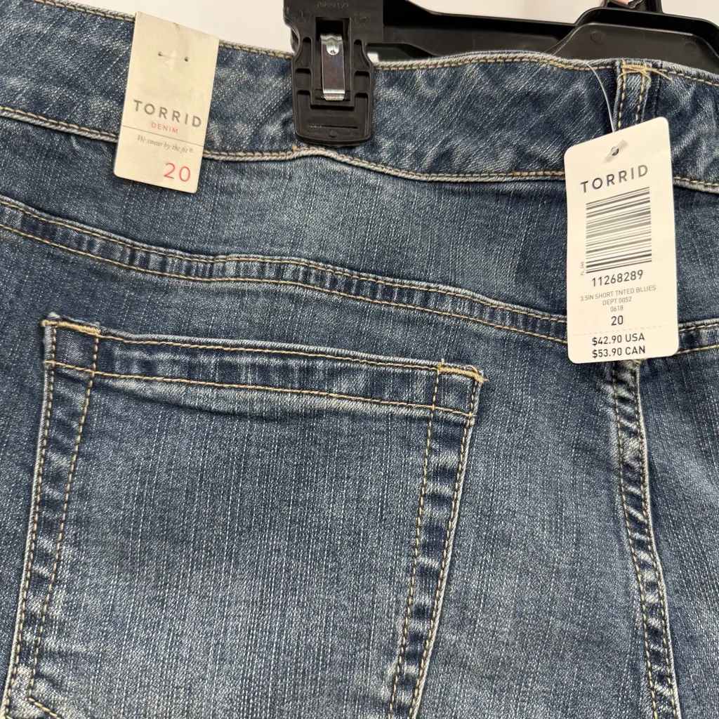 Torrid vintage stretch 3.5in medium wash denim jean shorts fray hem plus sz 20 - Image 4